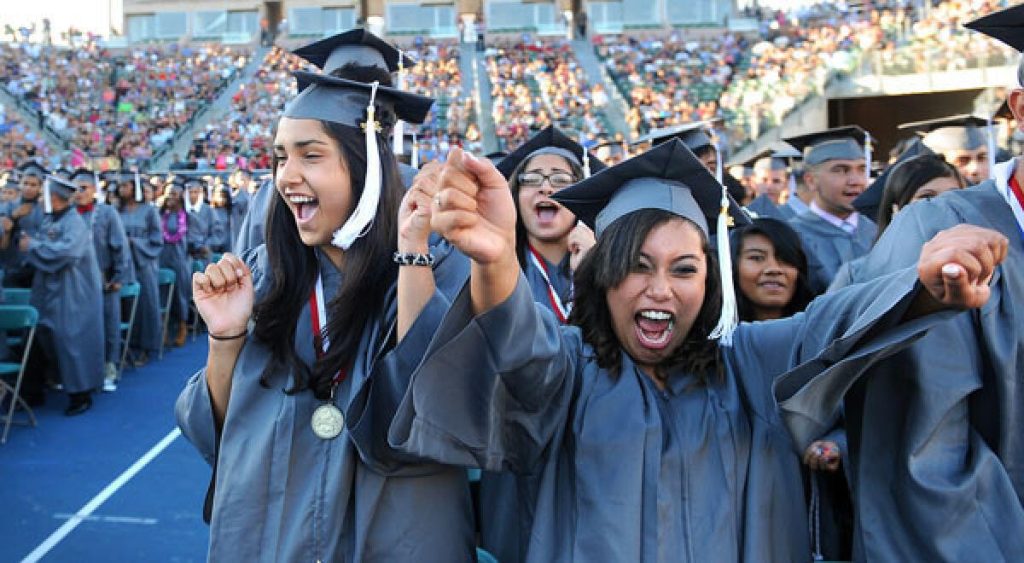 La imagen tiene un atributo ALT vacío; su nombre de archivo es Graduacion-eeuu-1024x563.jpeg